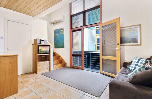 Lorne Apartment | Cora Lynn 26 - Lorne's Iconic Beach Boxes