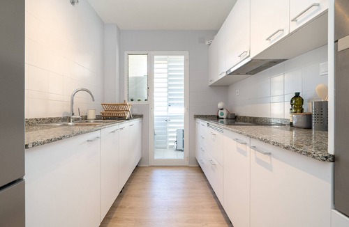 El Vendrell Apartment | Coral Beach by Pat Apartment with Sea Views, Shared Pool, and Wi-Fi