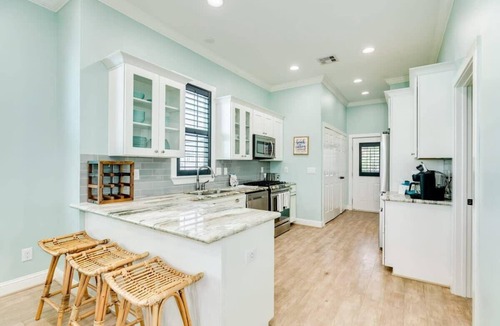 San Jacinto House | Coral Cottage - Enjoy the Posh Life! Heated Pool, Spa, Fireplace!