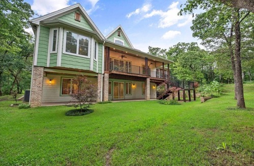 Oak Point House | Coral Cove: Luxury Lake Retreat with Nature Views and Hot Tub