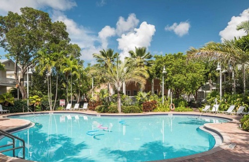 Key West Villa | Coral Garden by Avantstay Great Location w/Balcony & Shared Pool