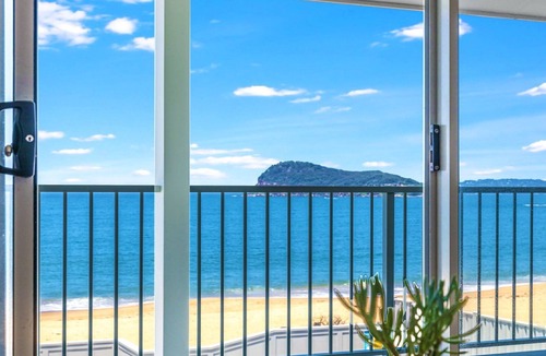 Pearl Beach House | Coral Sea by HolidayCo.