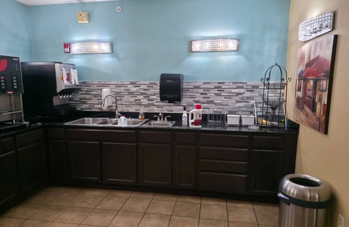 Greenwich Hotel | Coratel Inn and Suites by Jasper Wichita North