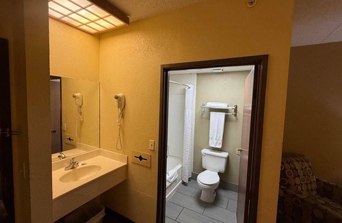 Greenwich Hotel | Coratel Inn and Suites by Jasper Wichita North