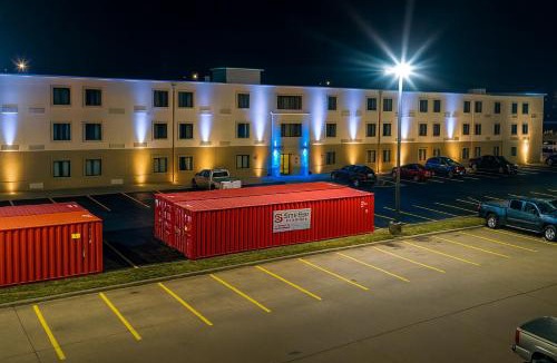 Greenwich Hotel | Coratel Inn and Suites By Jasper Wichita North
