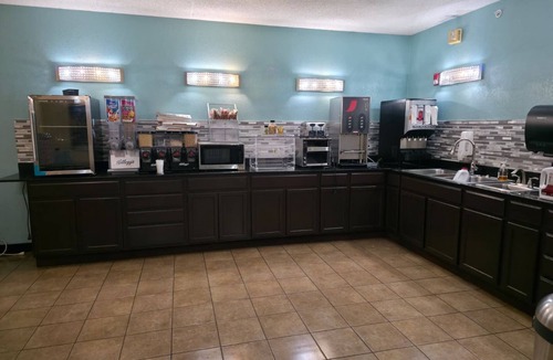 Greenwich Hotel | Coratel Inn and Suites By Jasper Wichita North -Standard 1 King Bed NS