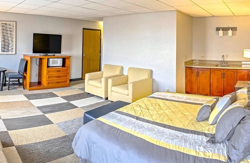 Fairfield Hotel | Coratel Inn by Jasper Iowa Fairfield - Deluxe 1 King Suites with Sofa Bed NS