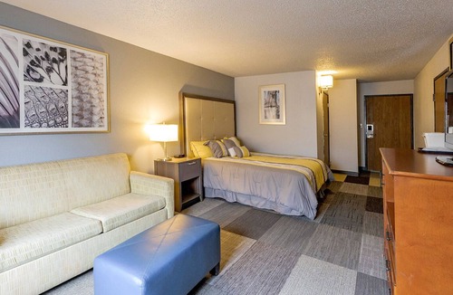 Fairfield Hotel | Coratel Inn by Jasper Iowa Fairfield - Deluxe 1 King Suites with Sofa Bed NS
