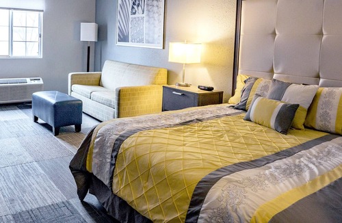 Fairfield Hotel | Coratel Inn by Jasper Iowa Fairfield - Comfort 1 King Suites with Sofa Bed NS
