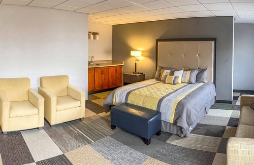 Fairfield Hotel | Coratel Inn by Jasper Iowa Fairfield - Comfort 1 King Suites with Sofa Bed NS