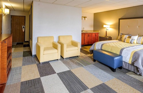 Fairfield Hotel | Coratel Inn by Jasper Iowa Fairfield - Comfort 1 King Suites with Sofa Bed NS