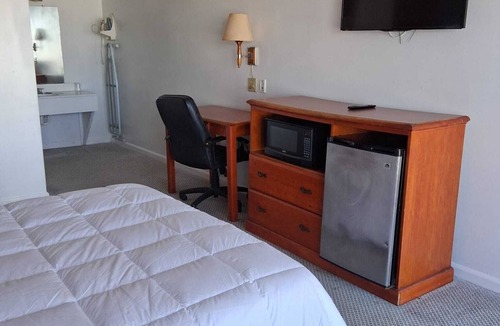 Anthony Hotel | Coratel Inn & Suites by Jasper Anthony-Deluxe 2 Queen Bed Non-Smoking