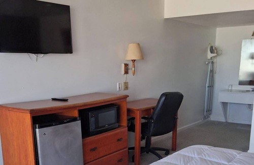 Anthony Hotel | Coratel Inn & Suites by Jasper Anthony- 1 King Bed Non-Smoking