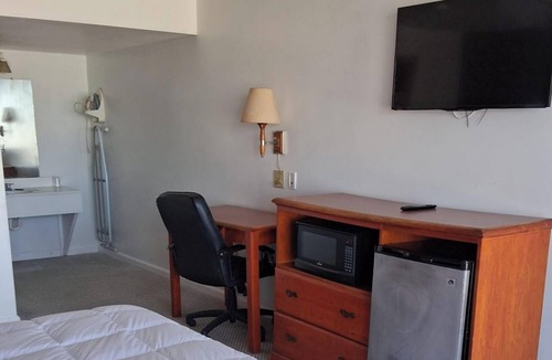 Anthony Hotel | Coratel Inn & Suites by Jasper Anthony- 1 King Bed Non-Smoking