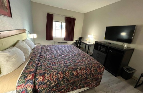 College Hill Hotel | Coratel Inn & Suites by Jasper Wesley-Standard 1 King Bed Non-Smoking