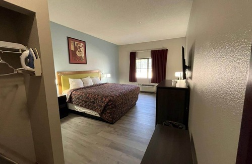 College Hill Hotel | Coratel Inn & Suites by Jasper Wesley-Standard 1 King Bed Non-Smoking