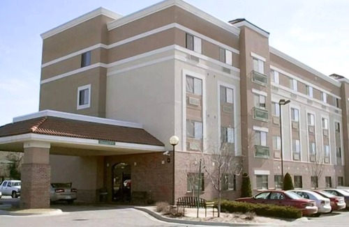 College Hill Hotel | Coratel Inn & Suites by Jasper Wesley-Standard 1 King Bed Non-Smoking