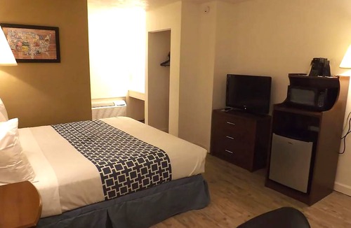 McCook Hotel | Coratel Inn & Suites By Jasper McCook - 1 King Bed NS