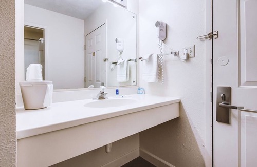McCook Hotel | Coratel Inn & Suites By Jasper McCook - 1 King Bed NS