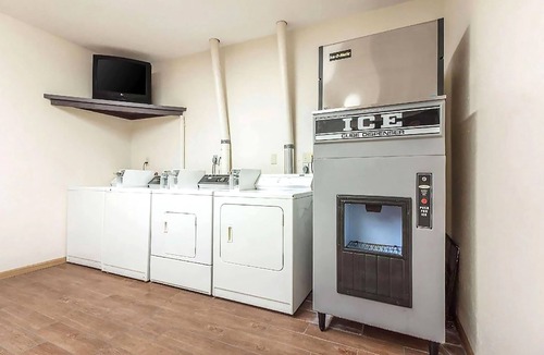 McCook Hotel | Coratel Inn & Suites By Jasper McCook - 1 King Bed NS