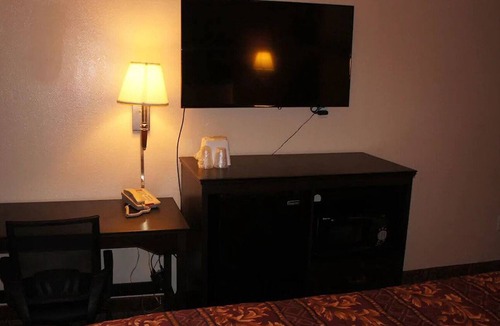 Waite Park House | Coratel Waite Park - 1 King Bed NS