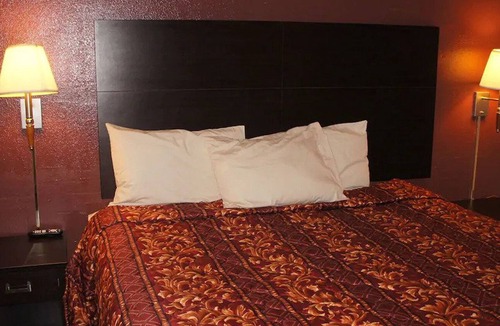 Waite Park House | Coratel Waite Park - Comfort 1 King Bed NS