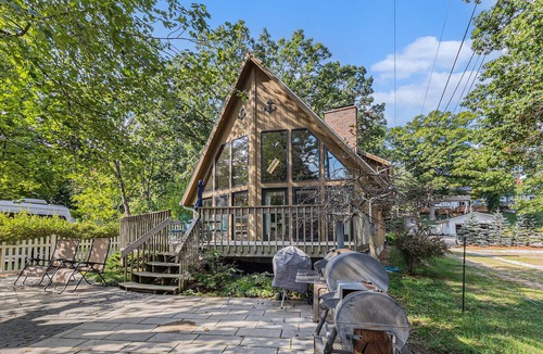 Montague Cottage | Corky's Cottage- A-frame retreat on White Lake Waterfront