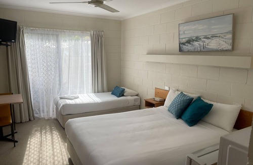 Corlette Hotel | Corlette Palms Motor Inn