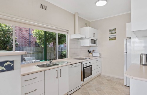 Corlette House | Corlette waterfront accomodation