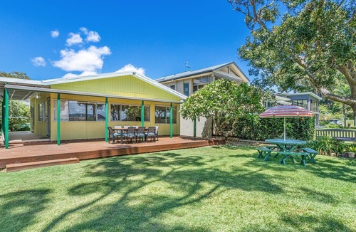 Corlette House | Corlette waterfront accomodation