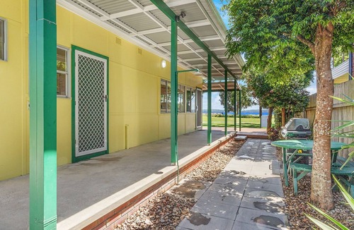 Corlette House | Corlette waterfront accomodation