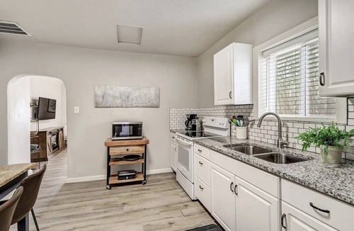 University Heights Apartment | Cornell Canvas Suite, Nob Hill