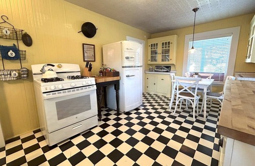 Downtown Cannon Beach House | Cornell Cottage 1915 - Historic Gem!