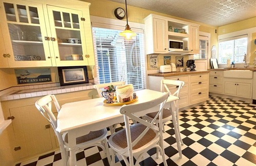 Downtown Cannon Beach House | Cornell Cottage 1915 - Historic Gem!