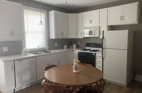 Taylorville House | Corner Cottage near to downtown!
