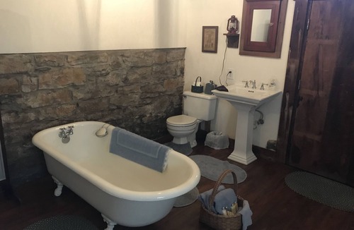 Maeystown Bed & Breakfast | Corner George Inn Bed & Breakfast