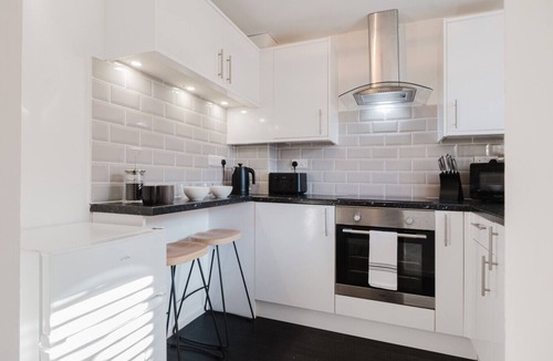 Cheltenham House | Corner House - Bright 2 Bed in Cheltenham