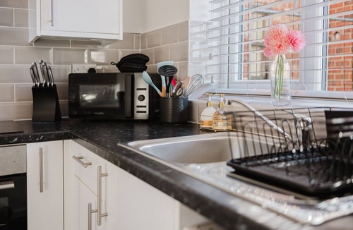 Cheltenham House | Corner House - Bright 2 Bed in Cheltenham