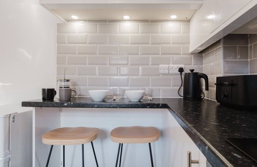 Cheltenham House | Corner House - Bright 2 Bed in Cheltenham