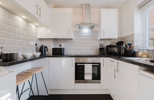 Cheltenham House | Corner House - Bright 2 Bed in Cheltenham