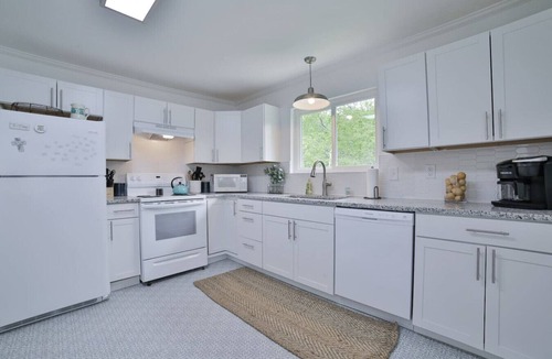North Chattanooga Apartment | Corner Lot Charmer | Prime North Chatt (right unit)