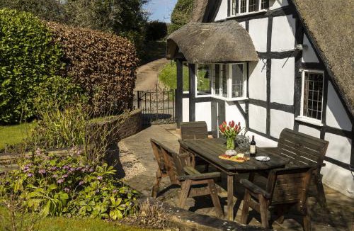 Harvington House | Corner Thatch