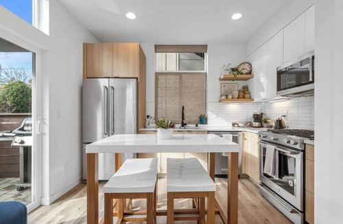 East Queen Anne House | Corner Townhouse with Rooftop Deck near Downtown Seattle