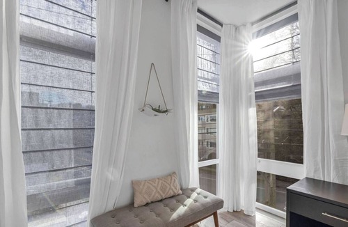 East Queen Anne House | Corner Townhouse with Rooftop Deck near Downtown Seattle