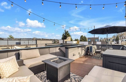 East Queen Anne House | Corner Townhouse with Rooftop Deck near Downtown Seattle