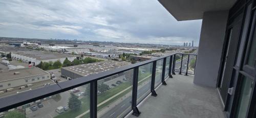 Vaughan Apartment | Corner unit 3 bath and 2 bed