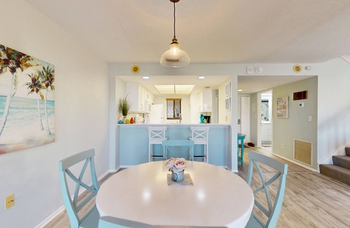 South Island Condo | Corner Unit Condo with Private Balcony, and Shared Pool - Walk to Beach
