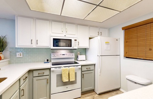 South Island Condo | Corner Unit Condo with Private Balcony, and Shared Pool - Walk to Beach