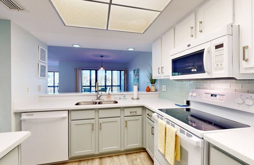 South Island Condo | Corner Unit Condo with Private Balcony, and Shared Pool - Walk to Beach