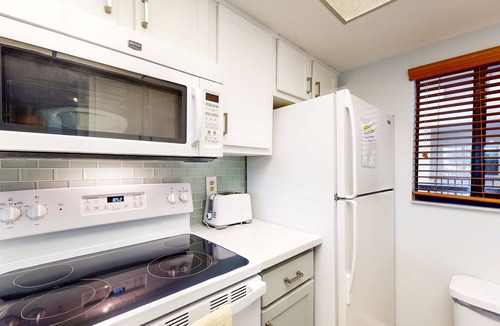 South Island Condo | Corner Unit Condo with Private Balcony, and Shared Pool - Walk to Beach